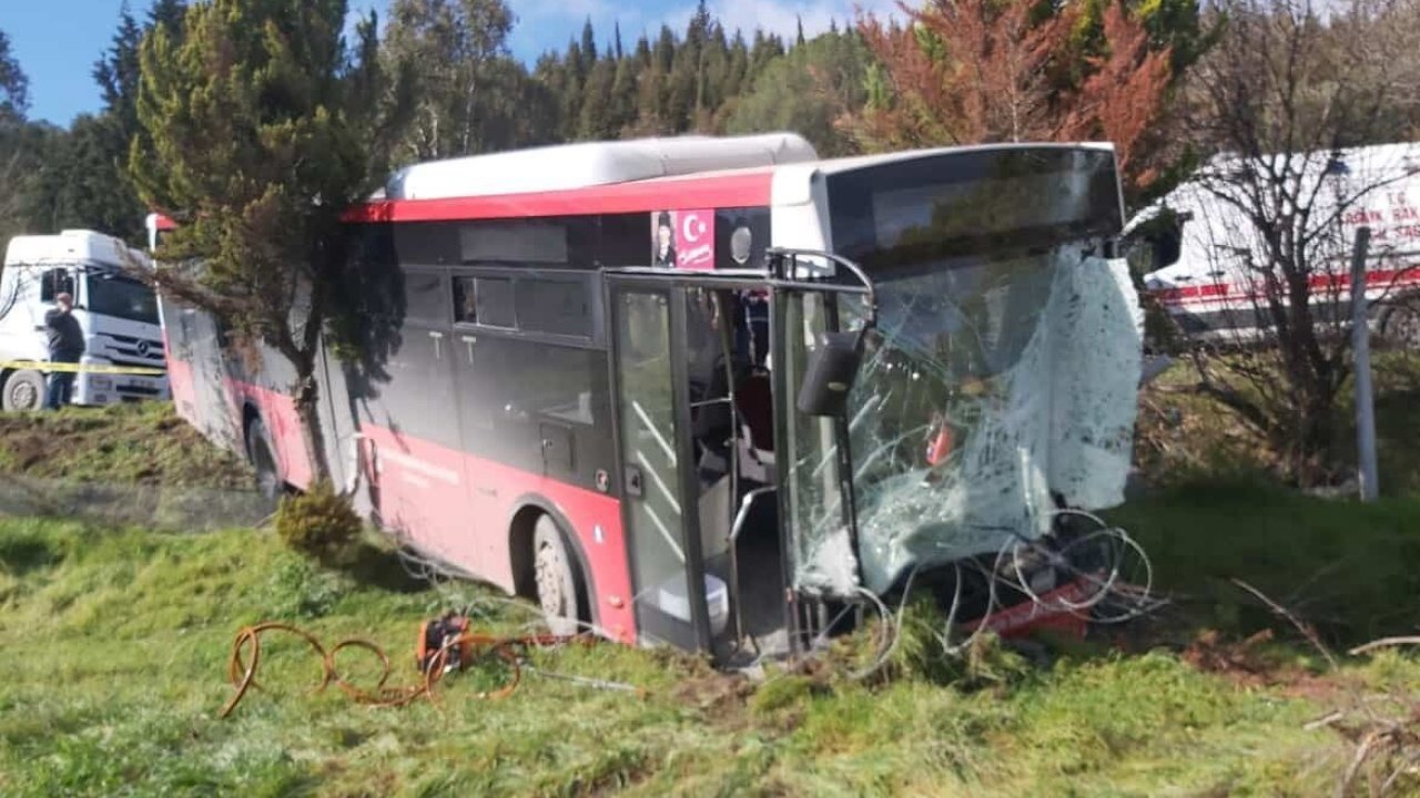 İzmir’de belediye otobüsü ile panelvan çarpıştı: 1 ölü, 8 yaralı