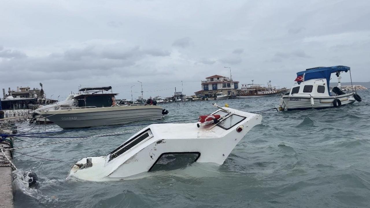 İzmir’de korku dolu anlar! Fırtına ve dev dalgalar tekneleri batırdı