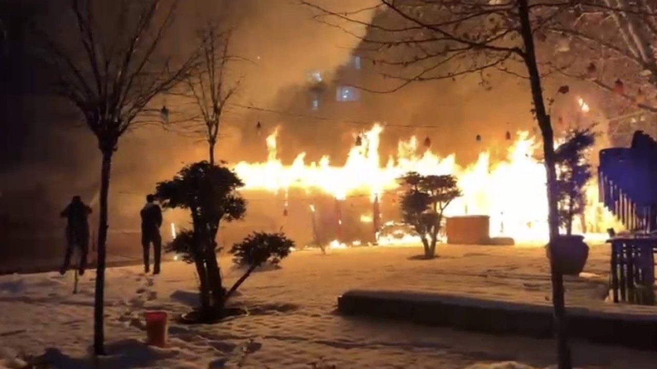 Kafede yangın paniği! Alevler etrafı sardı