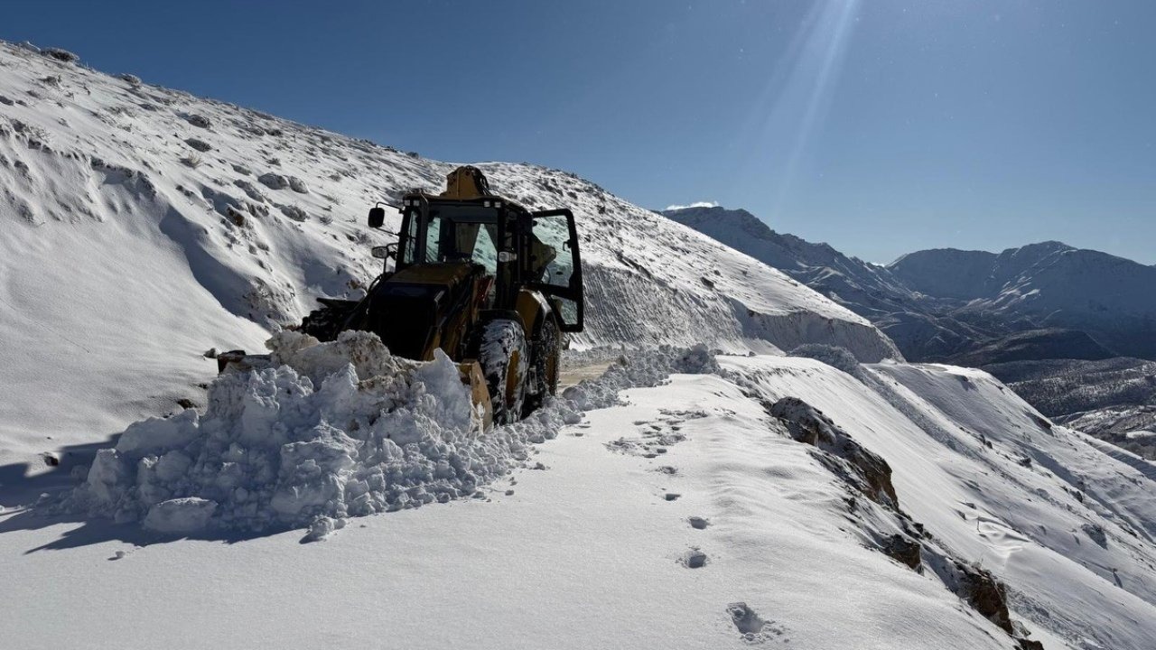 Kar kalınlığı 1 metreyi aştı, yollar kapandı