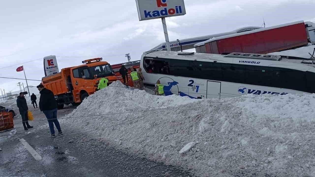 Kar yağışı beraberinde kazayı getirdi: Yolcu otobüsü kaza yaptı