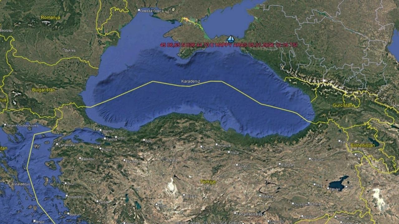 Karadeniz'de Türk gemisi karaya otrudu