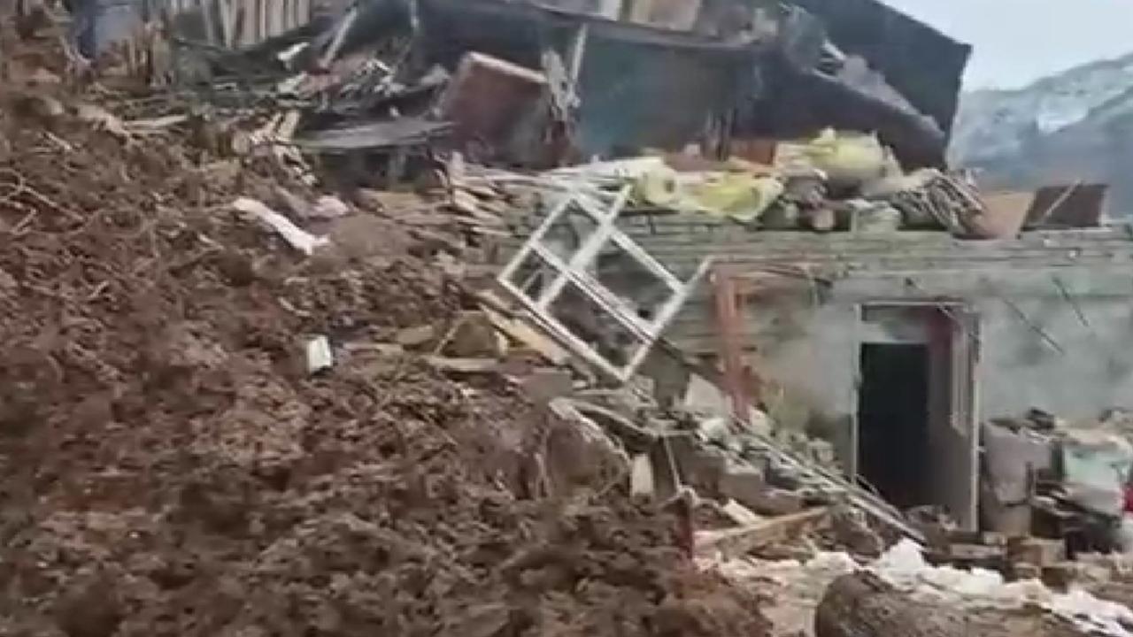 Karadeniz'in o ilinde heyelan! Ev ve ahır yıkıldı