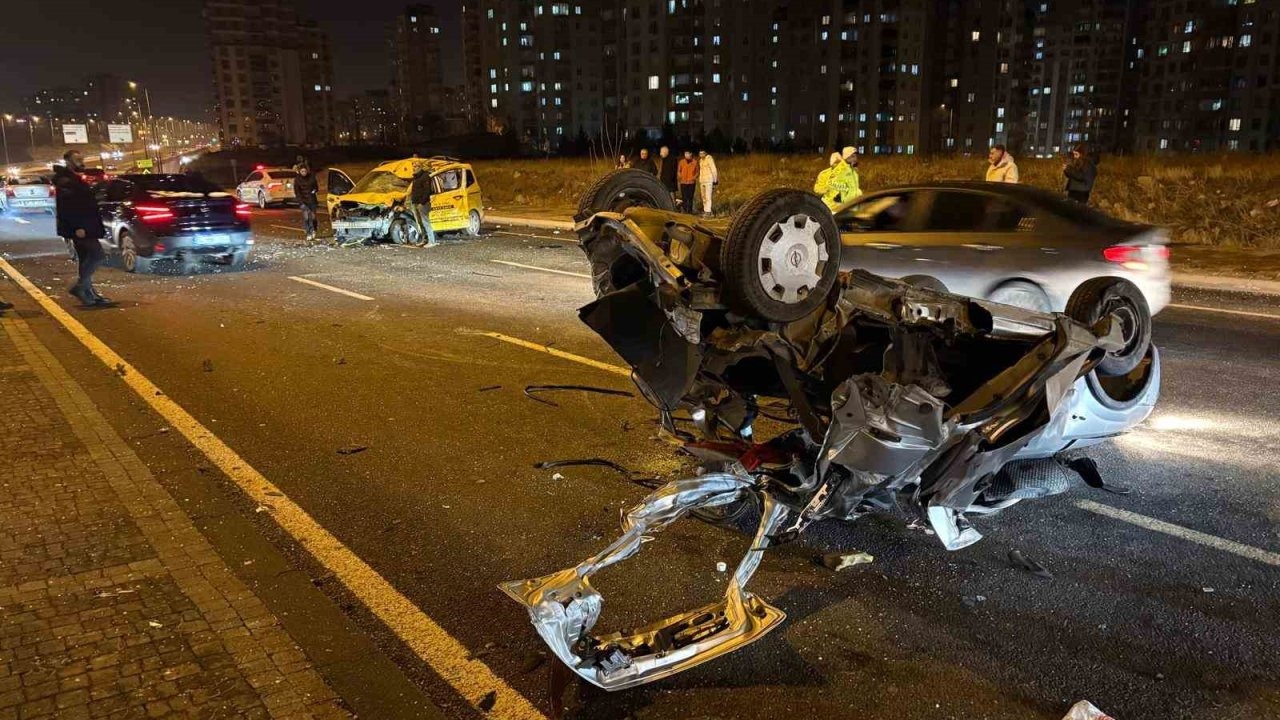 Karşı yola geçen otomobil taksi ile çarpıştı: 1’i ağır 3 yaralı
