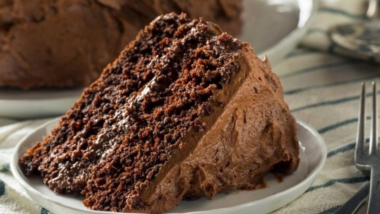 Kat kat lezzetiyle özel günlere yakışan kremalı pasta tarifi