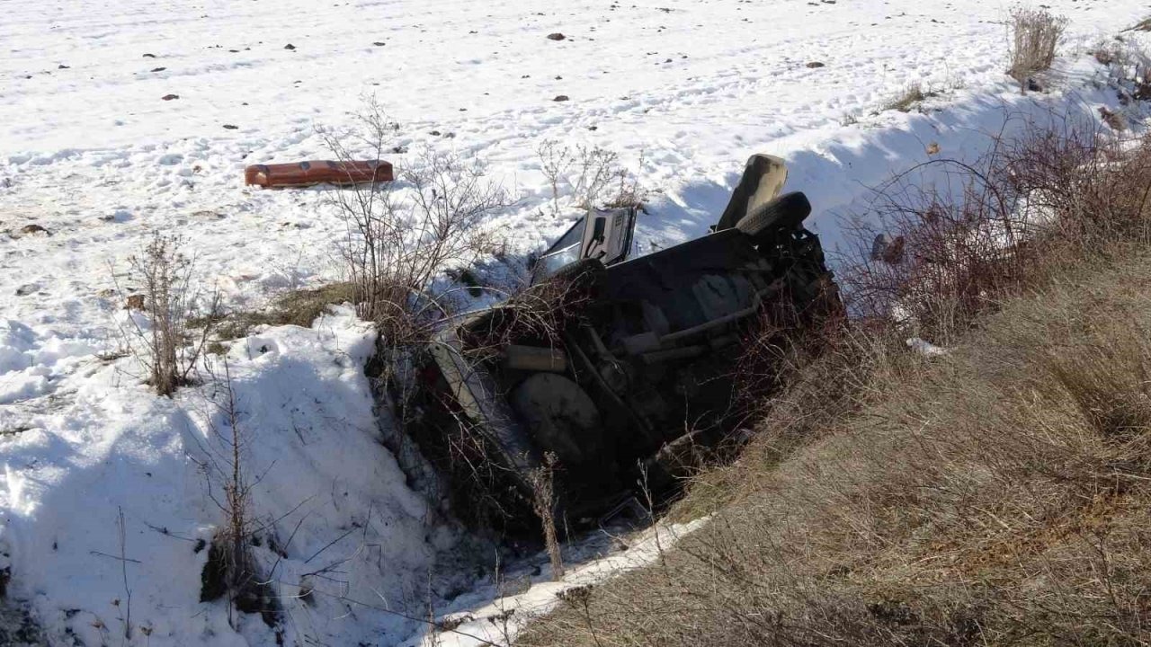 Kaza yapan otomobil şarampole yuvarlandı: 1’i ağır 4 yaralı