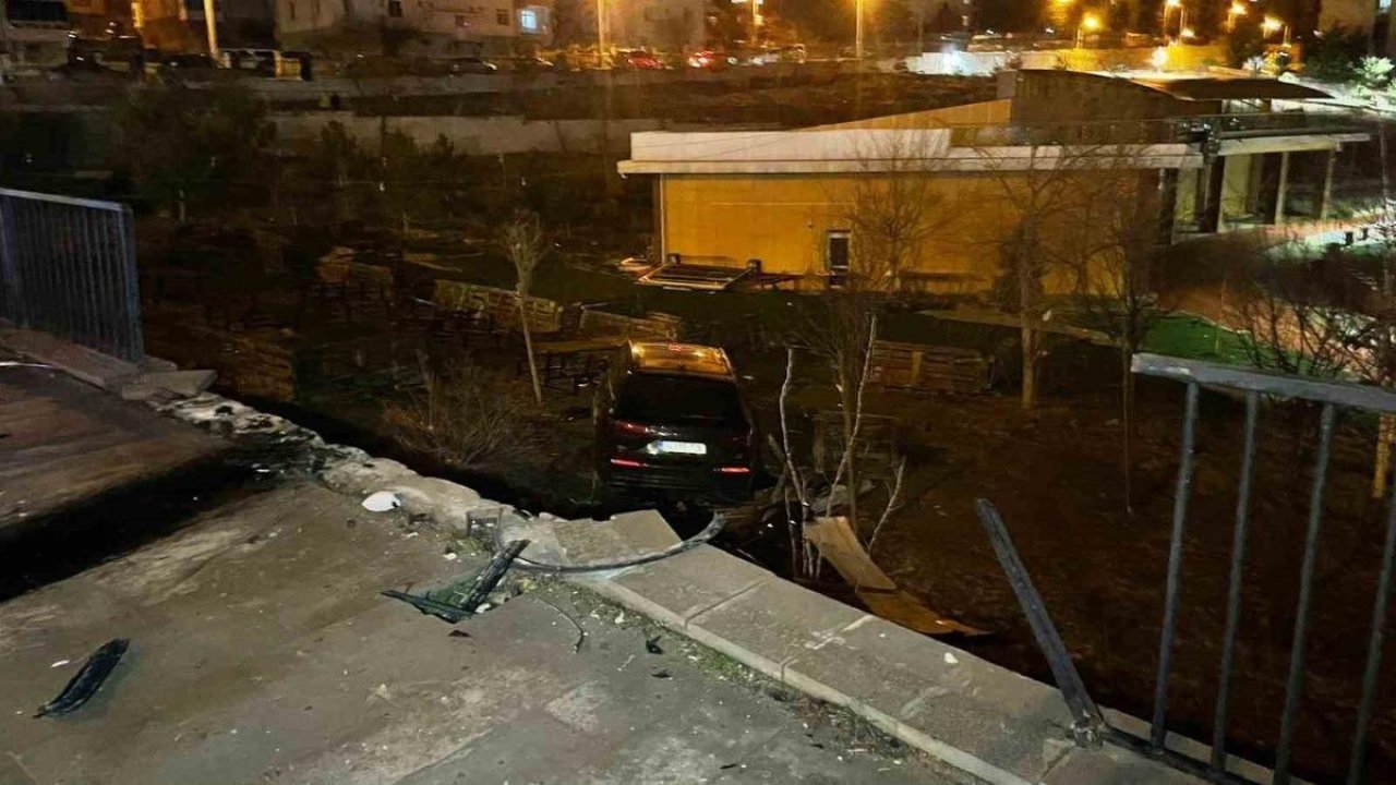 Kontrolden çıkan cip kafenin bahçesine uçtu