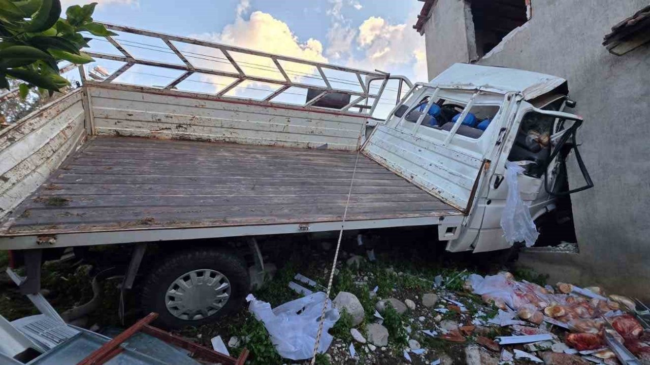 Kontrolden çıkan kamyonet eve çarptı: 1 ölü