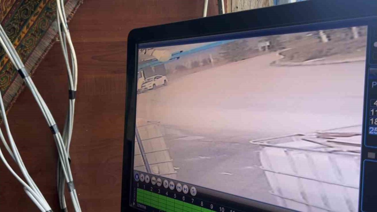 Kontrolden çıkan otomobilin çarptığı tırın deposu patladı