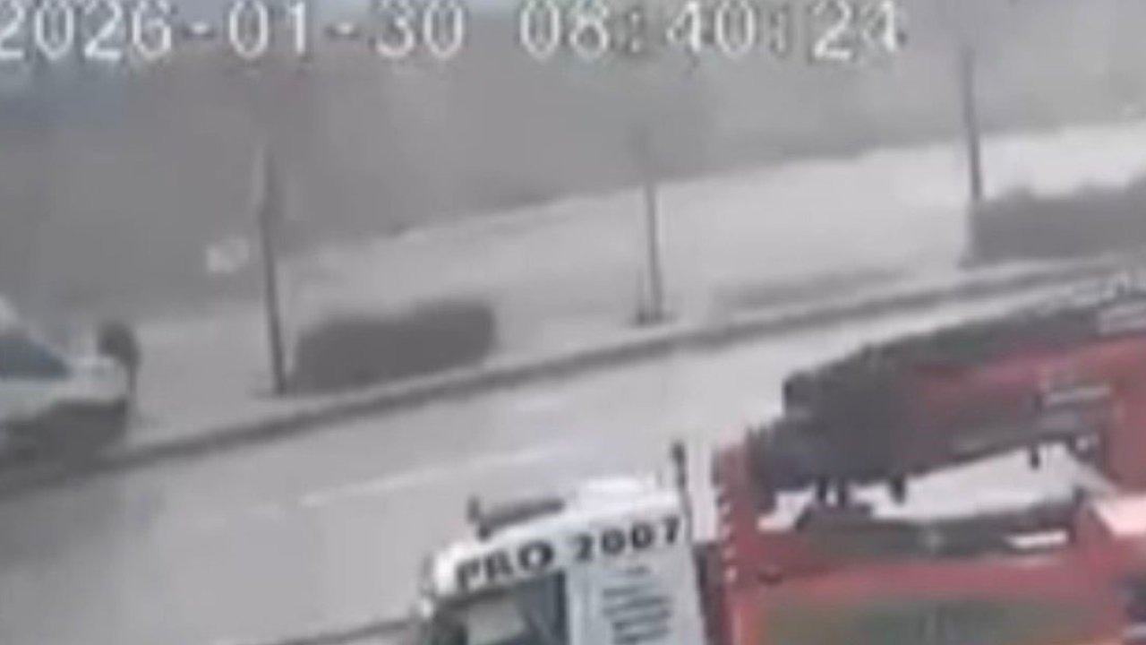 Kontrolden çıkan servis refüje çıktı: Ölümden saniyelerle kurtuluş