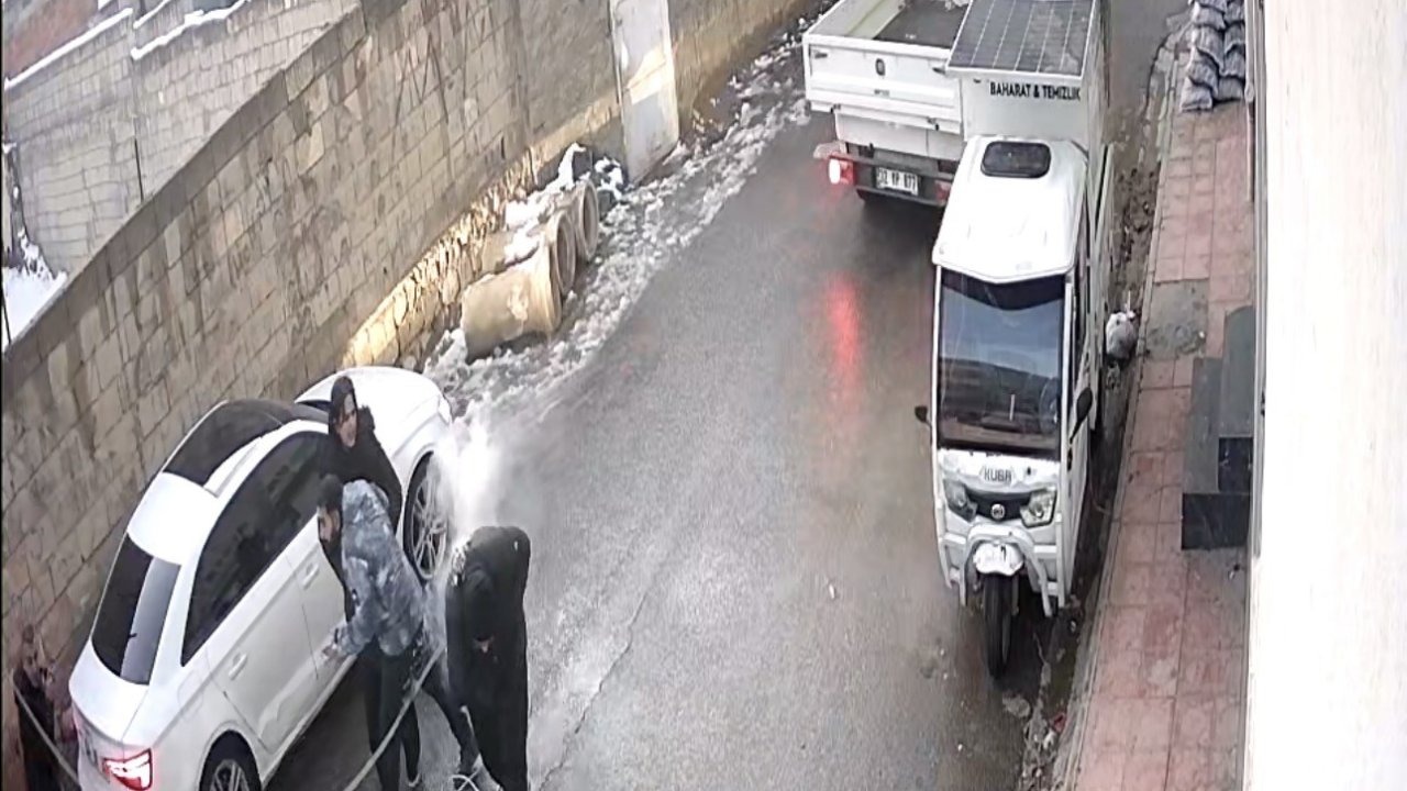 Kopan elektrik teli gençlerin üzerine düştü