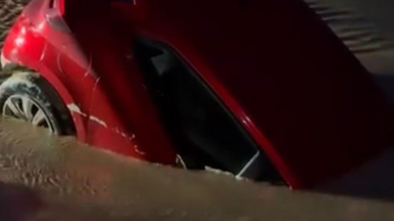 Korku dolu anlar! Bataklığa saplanan otomobilin sürücü son anda kurtuldu