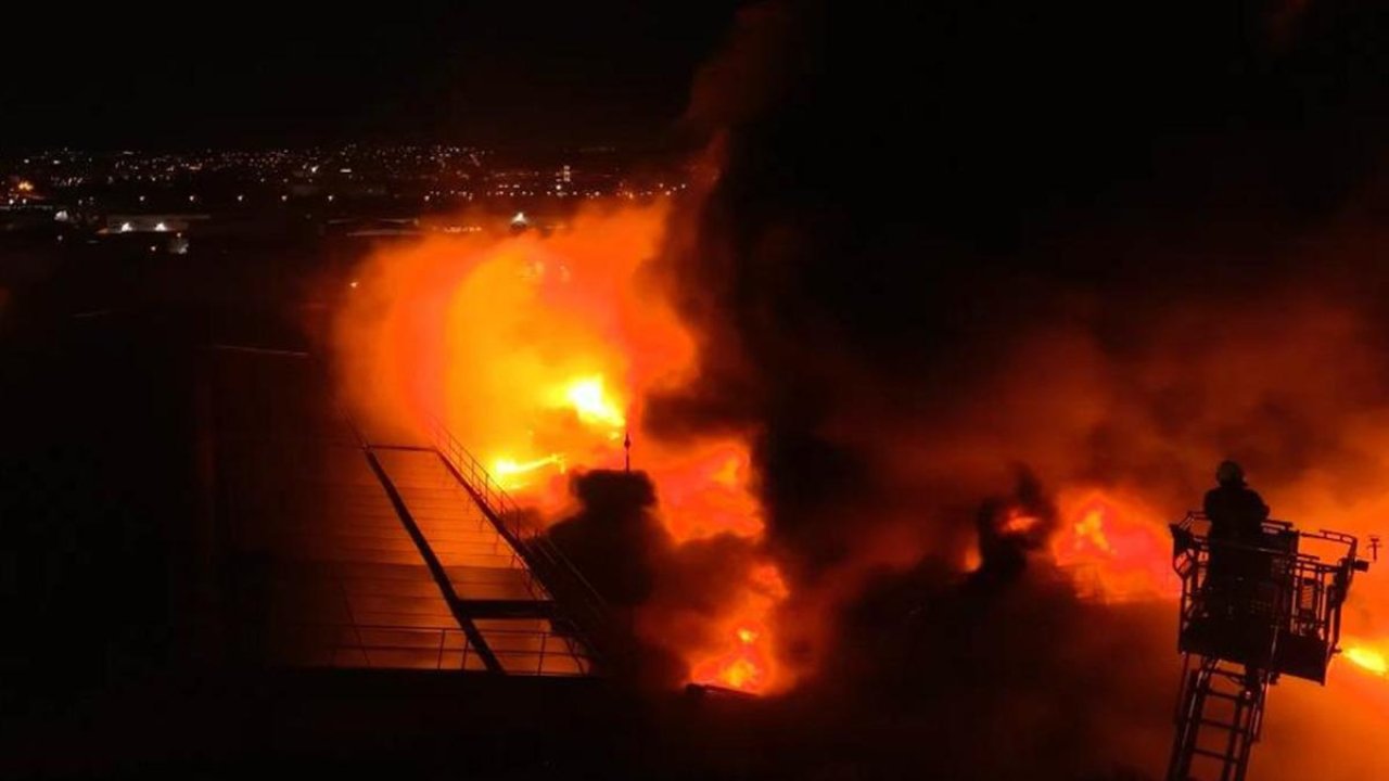 Korkutan yangın! Kimyasal yüzey fabrikası alevlere teslim oldu