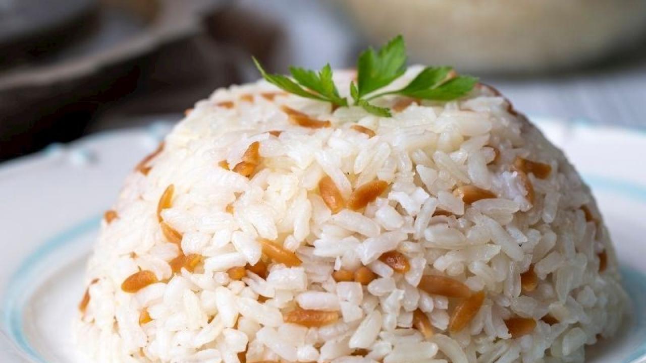 Lezzetiyle tam not alan şehriyeli pilav tarifi
