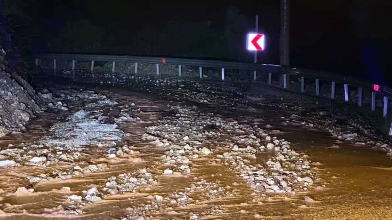 Marmaris’te sağanak yağış etkili oldu, yollar dereye döndü! Bazı evleri su bastı