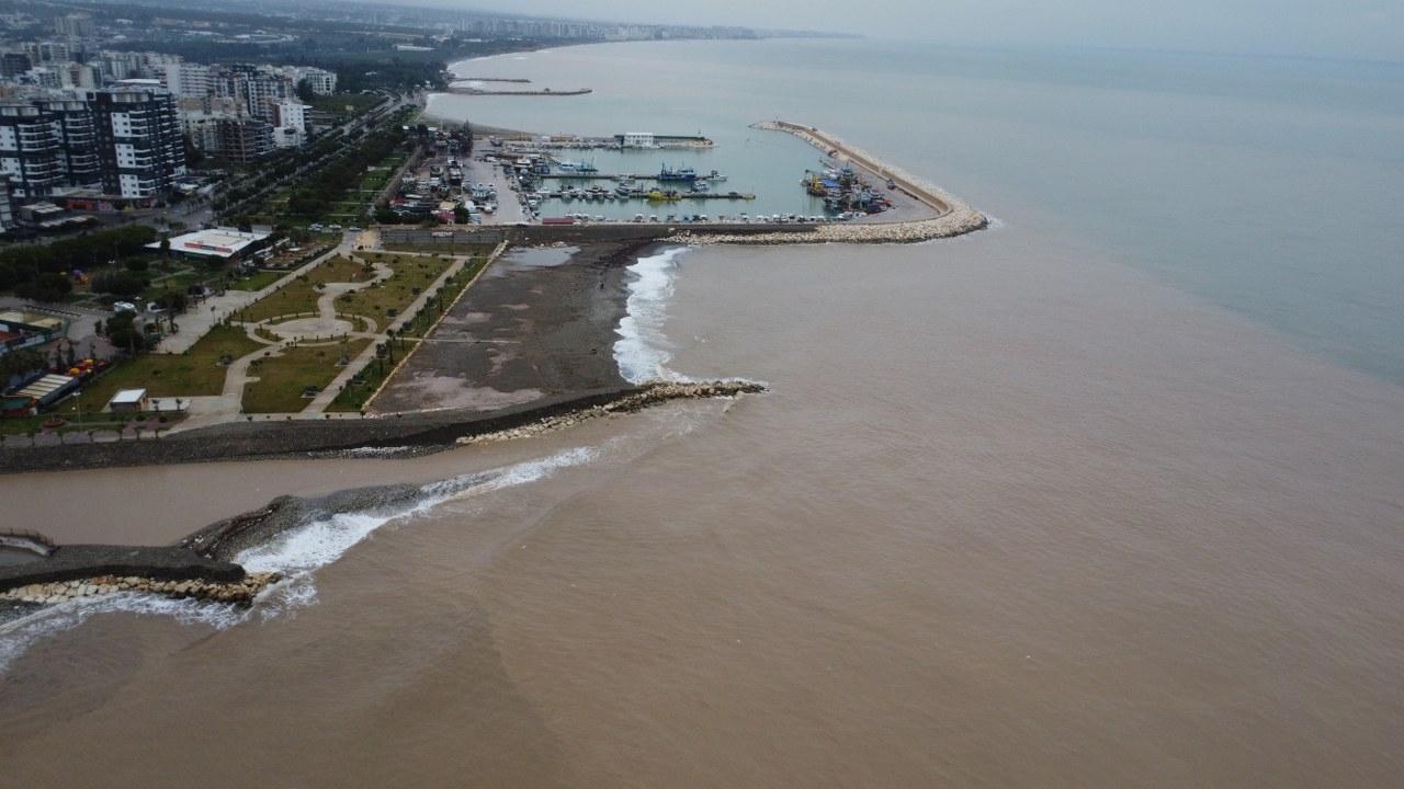 Mersin'de sel sonrası Akdeniz kahverengi oldu