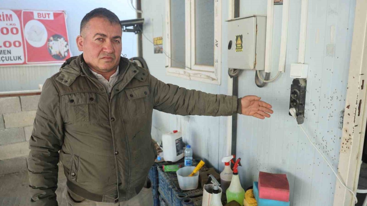 Motosikletle gelen maskeli 2 şahıs pompalı tüfeklerle iş yerini kurşunladı