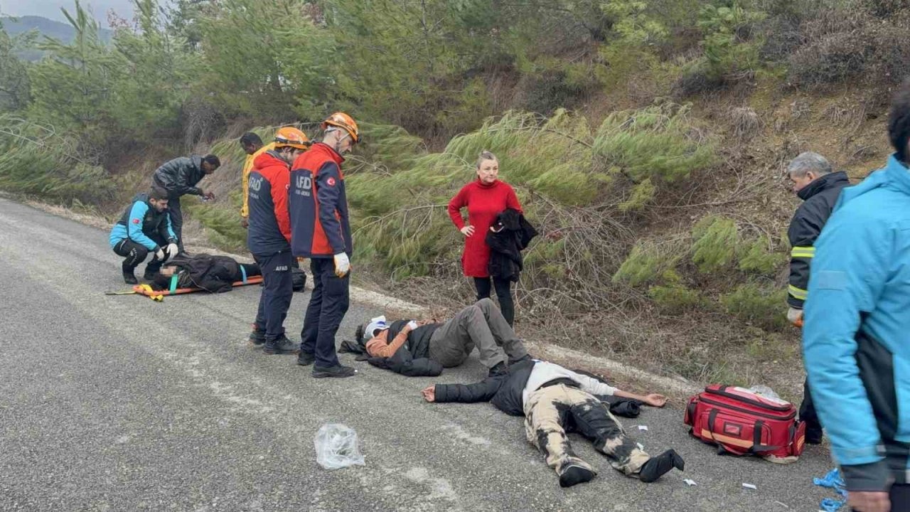 Öğrencileri taşıyan minibüs şarampole uçtu: 17 yaralı