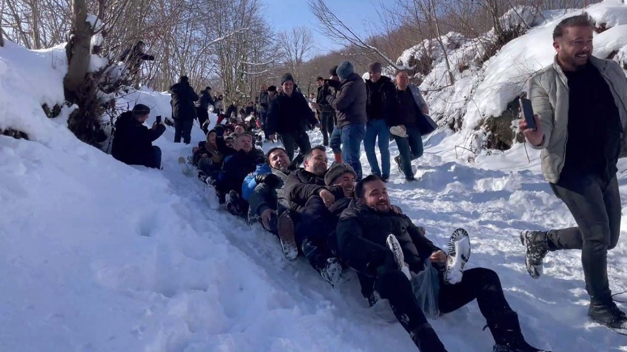 Ordu’da kar yağışı eğlenceye dönüştü: 150 kişi aynı anda kaymaya çalıştı