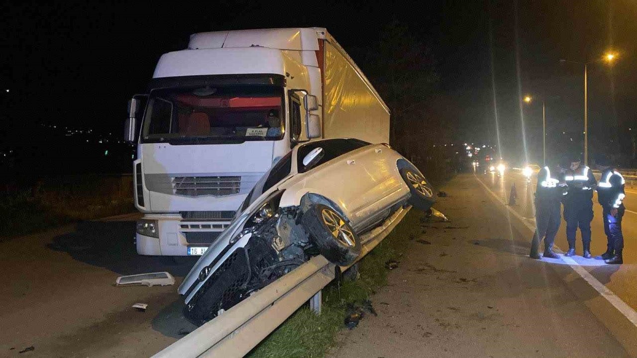 Otomobil bariyerlerde 15 metre sürüklenerek tıra çarptı