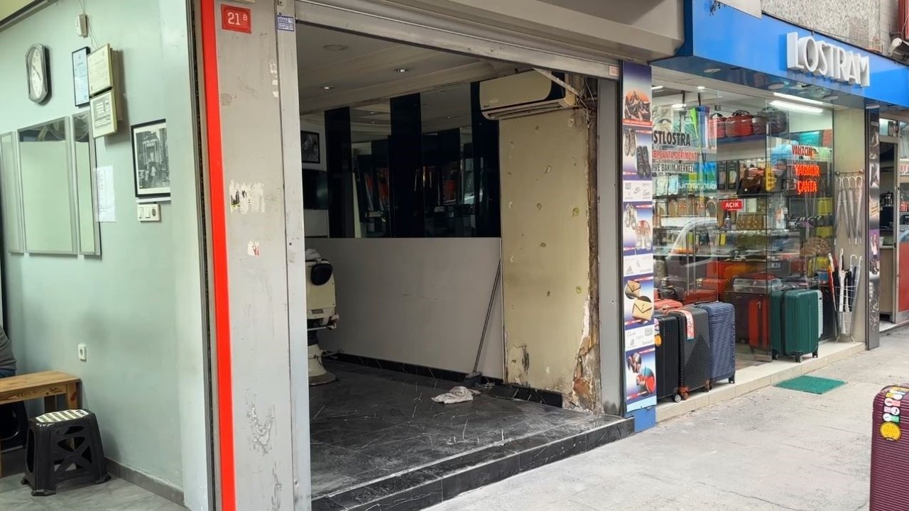 Otomobili park edecekken dükkana daldı