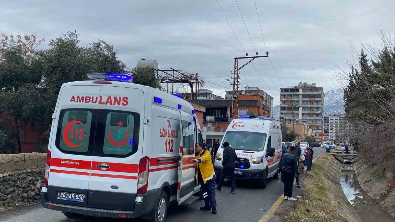 Otomobille çarpışan motosiklet kanala düştü: 2 yaralı