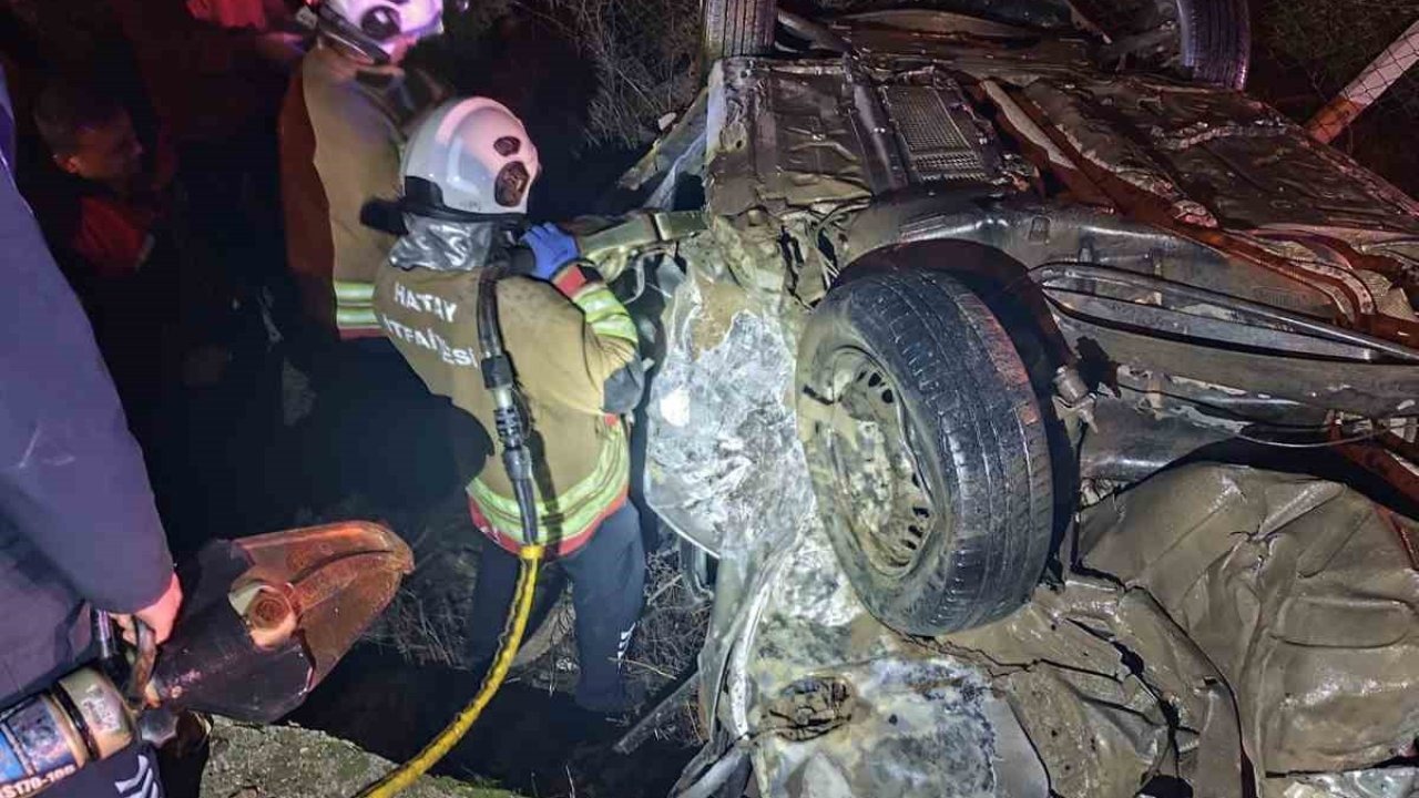 Otomobiller çarpıştı: 2 ölü, 3 yaralı