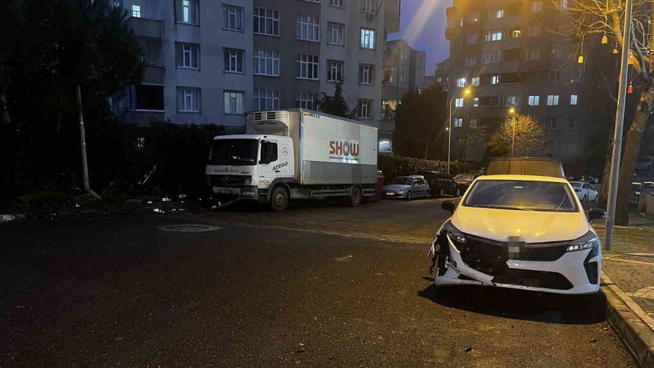 Park halindeyken freni boşalan tır 5 araca çarptı: 2 araç kullanılamaz hale geldi