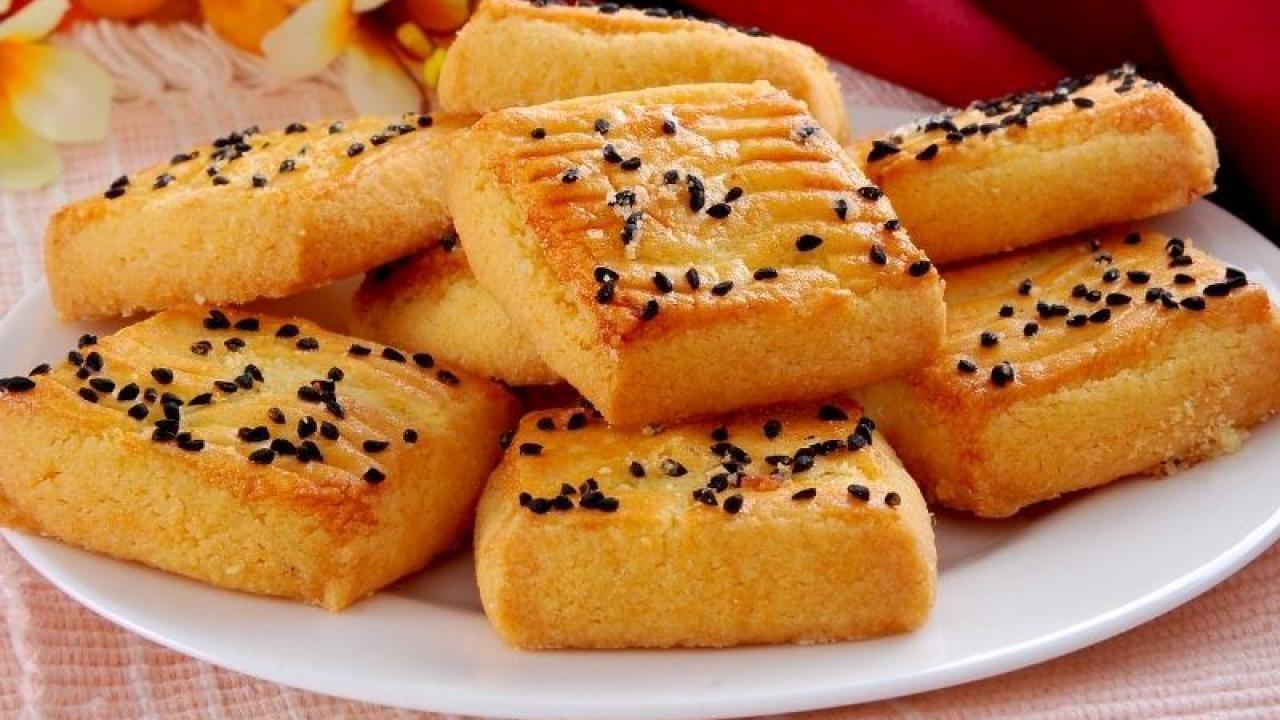 Peynirli ve salçalı acılı kurabiye tarifi