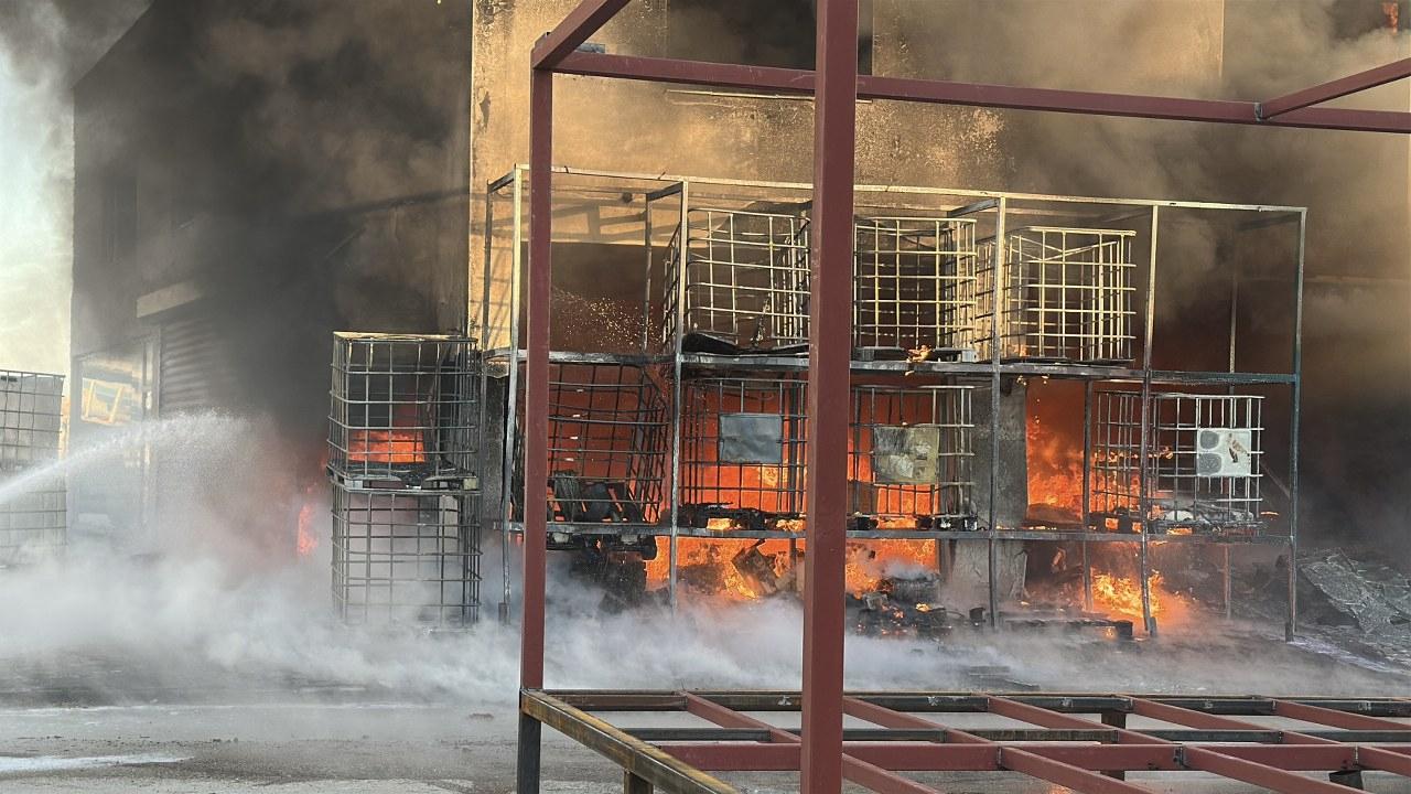 Plastik malzemelerin bulunduğu iş yerinde korkutan yangın