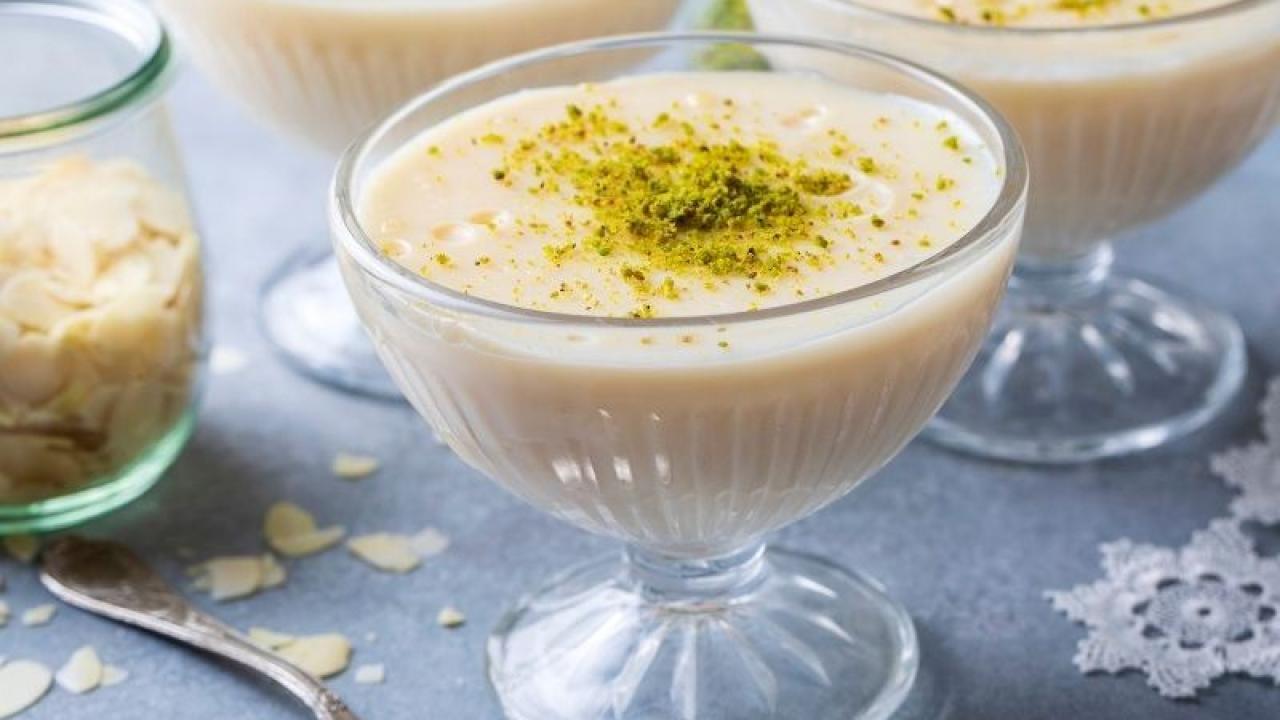 Pürüzsüz kıvamıyla ev yapımı muhallebi tarifi