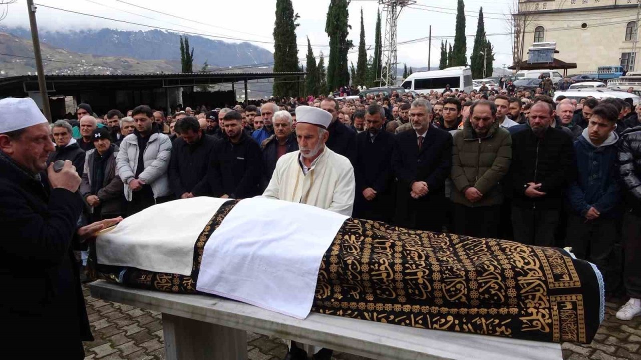 Saç ekimi için gittiği estetik merkezinde fenalaşarak hayatını kaybetti! Son yolculuğuna uğurlandı