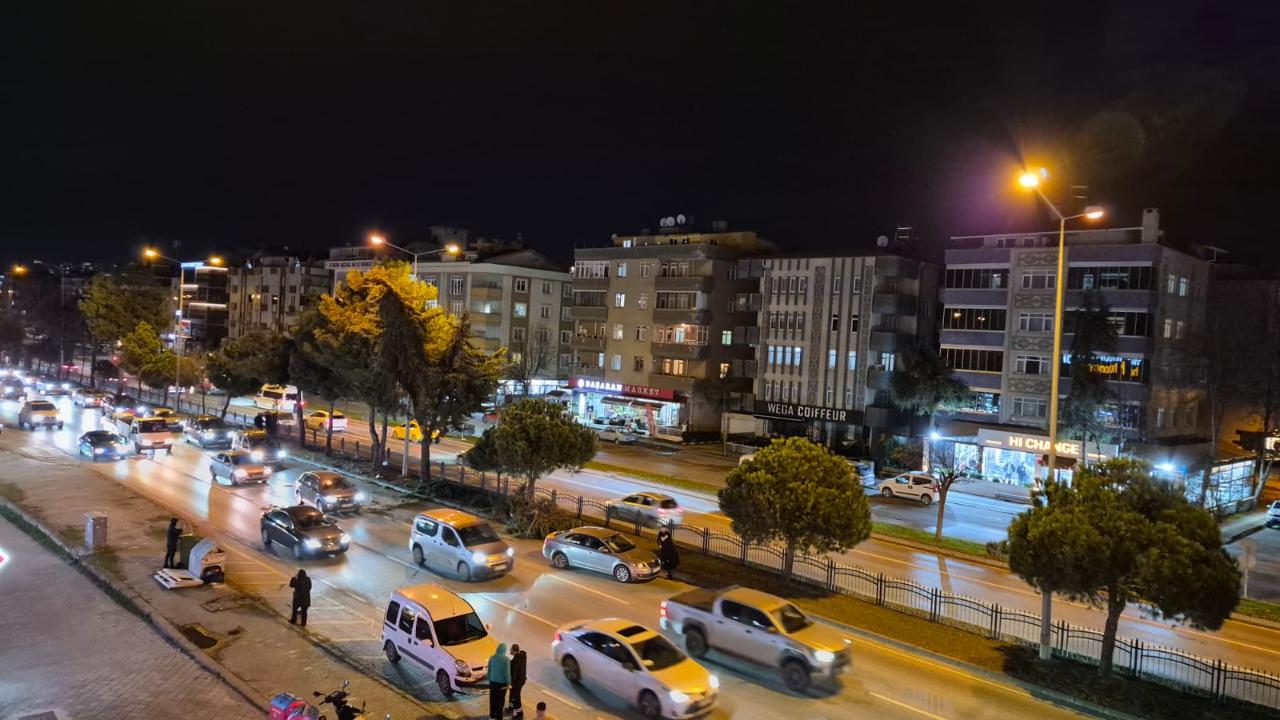 Samsun’da ağaç seyir halindeki otomobilin üzerine devrildi