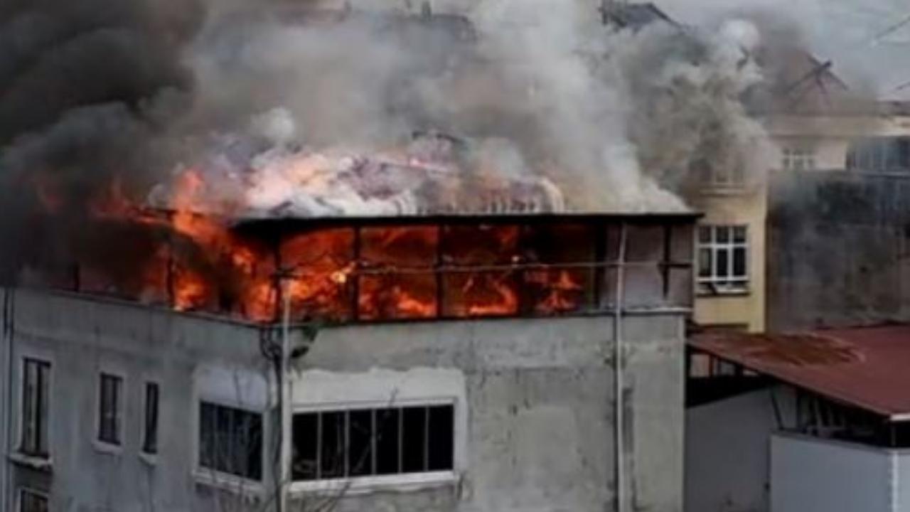 Samsun'da binaın çatısı alev alev yandı