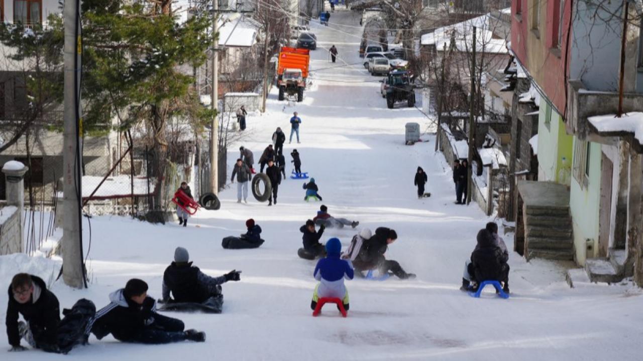 Samsun'da çocuklar karda doyasıya eğlendi