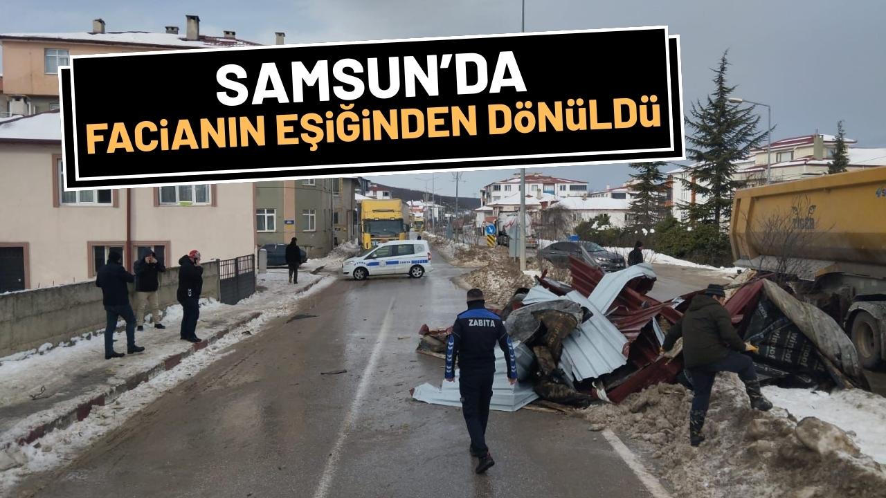 Samsun'da kuvvetli rüzgar okul çatısını yola uçurdu