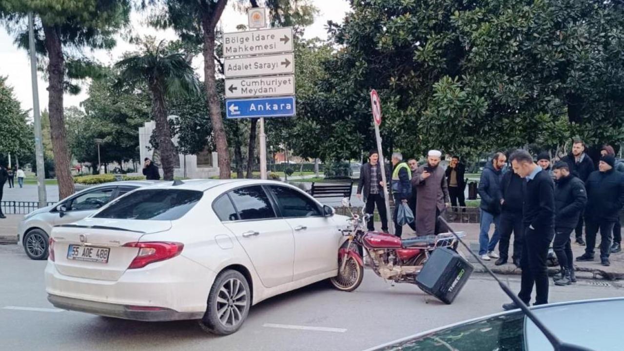 Samsun’da motosiklet otomobile saplandı