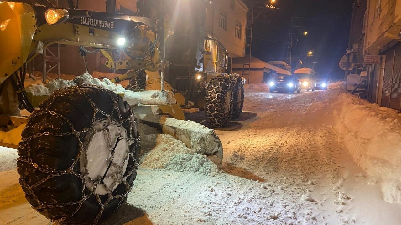 Samsun'da yolda kalan araçları belediye kurtardı