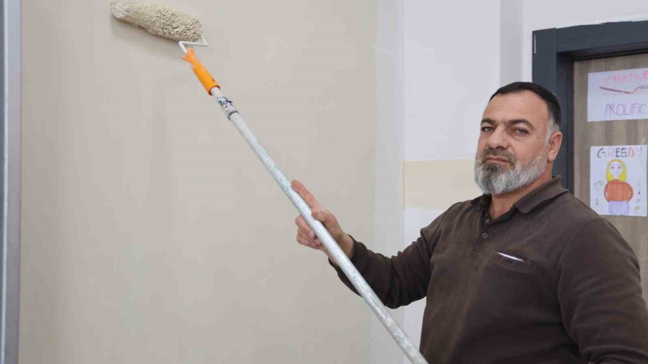 Şehit oğlunun adını taşıyan okulu kendi elleriyle yeniliyor