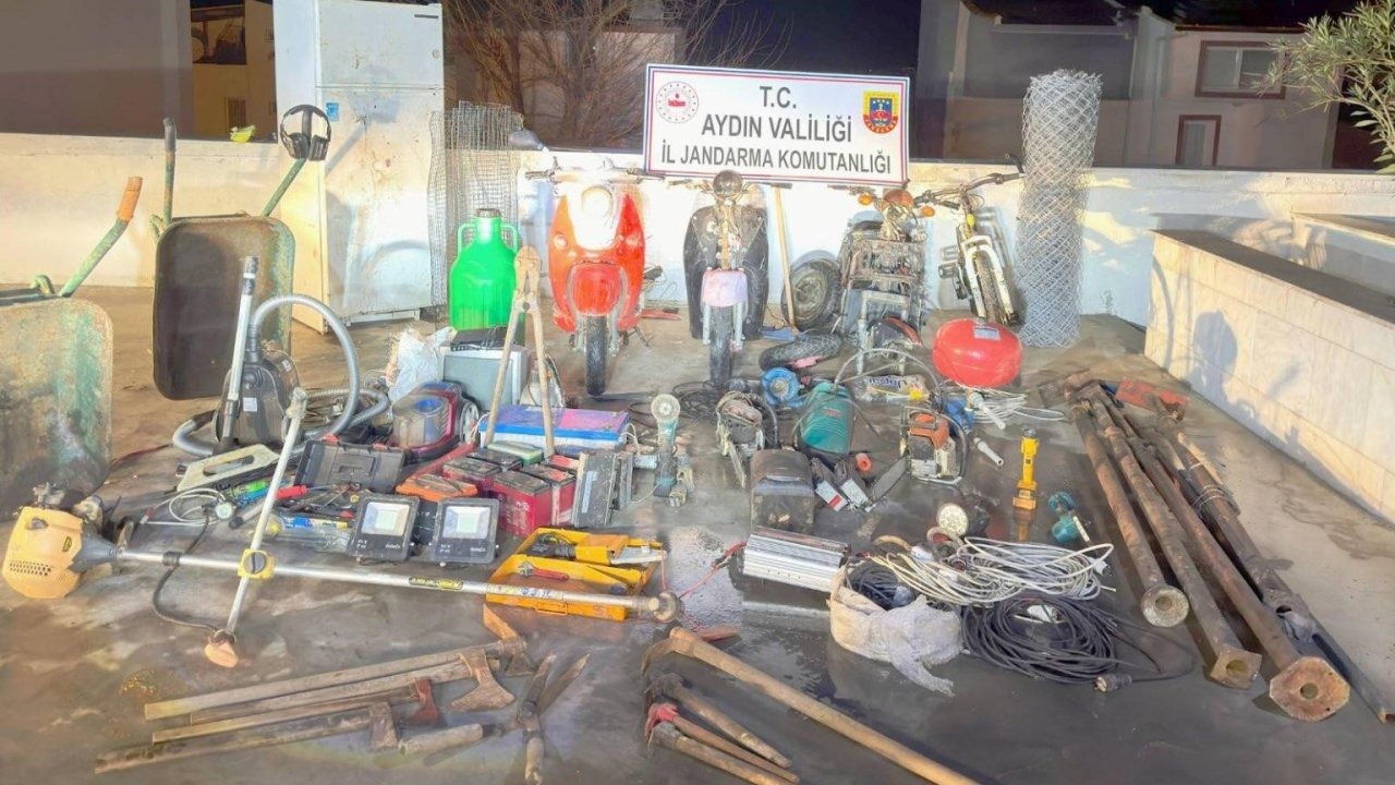 Seli fırsat bildi 4 evi soydu, jandarmadan kaçamadı