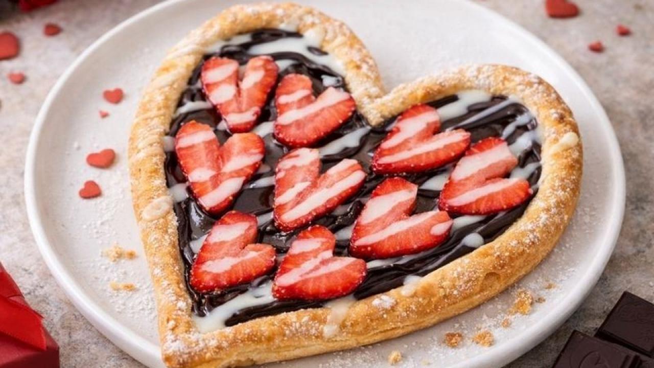 Sevgililer günü sofraları için kalpli tart tarifi