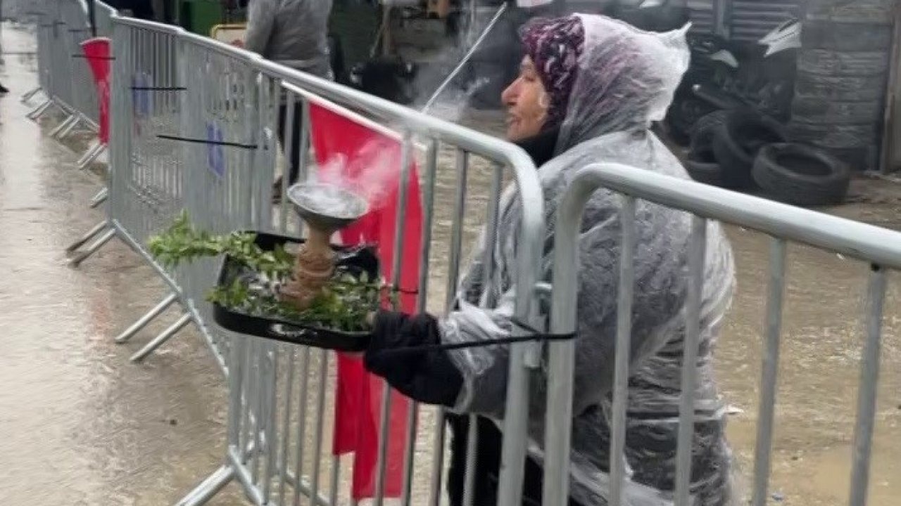 Slogan atmak isterken kendini yakan kadın, ‘abla yanıyorsun’ uyarısına aldırış etmedi