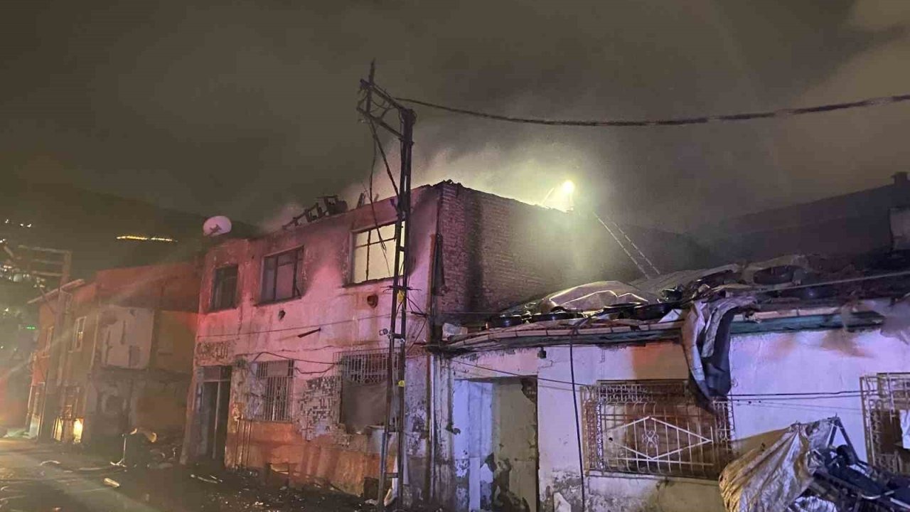 Sobadan çıkan yangın evi küle çevirdi