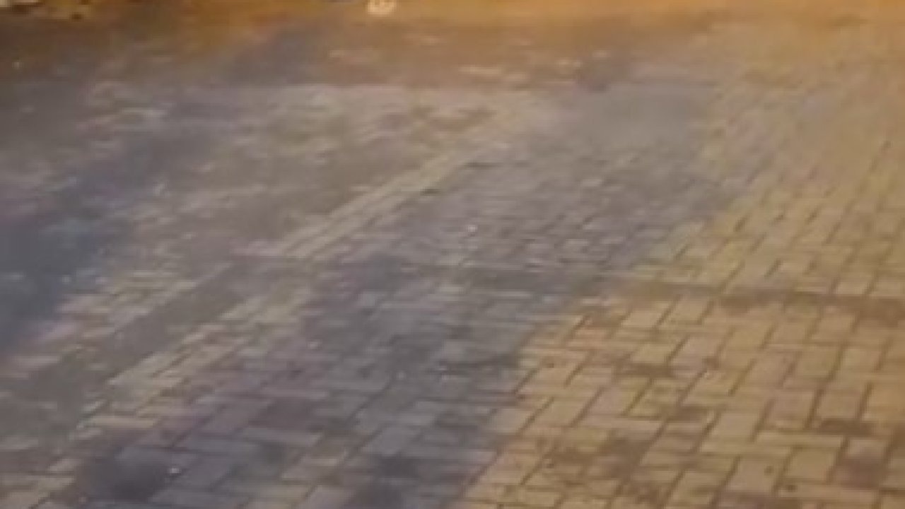 Sokak ortasında iki genç birbirini yaraladı