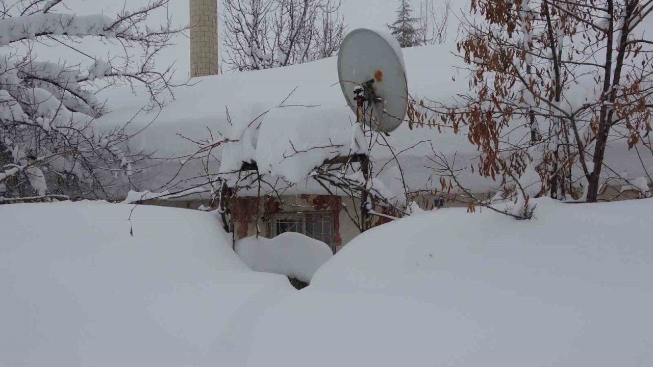 Tek katlı evler kardan kayboldu, 314 köy yolu ise ulaşıma kapandı