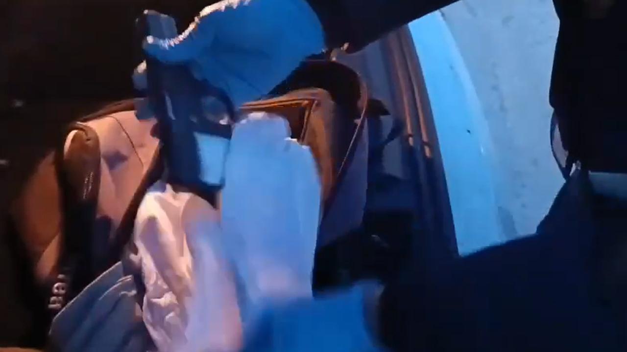 Tekkeköy’de şüpheli araçtan ruhsatsız tabancalar çıktı