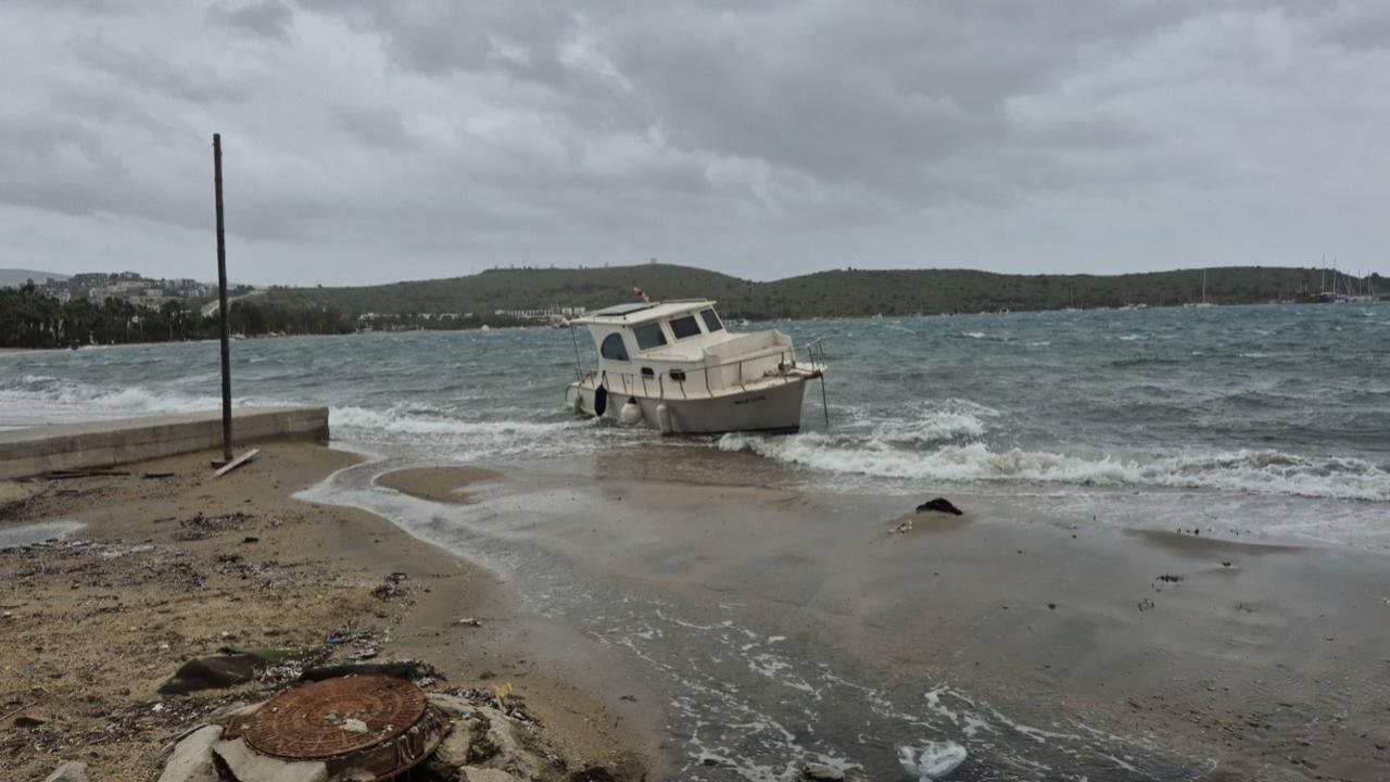 Tekneler karaya vurdu, feribot seferleri durdu