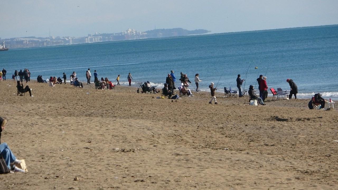 Türkiye kışla mücadele ederken Antalyalılar güneşin tadını çıkardı