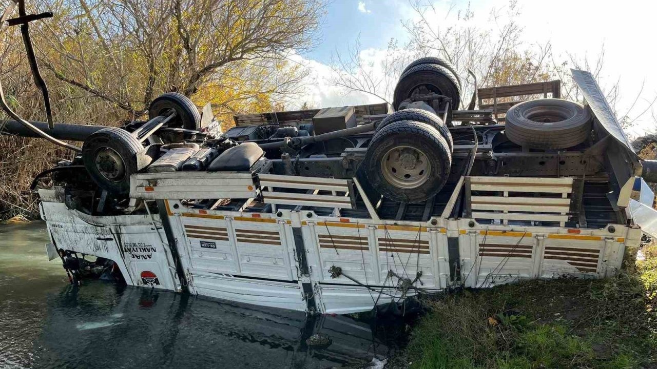 Turp yüklü kamyon dereye devrildi