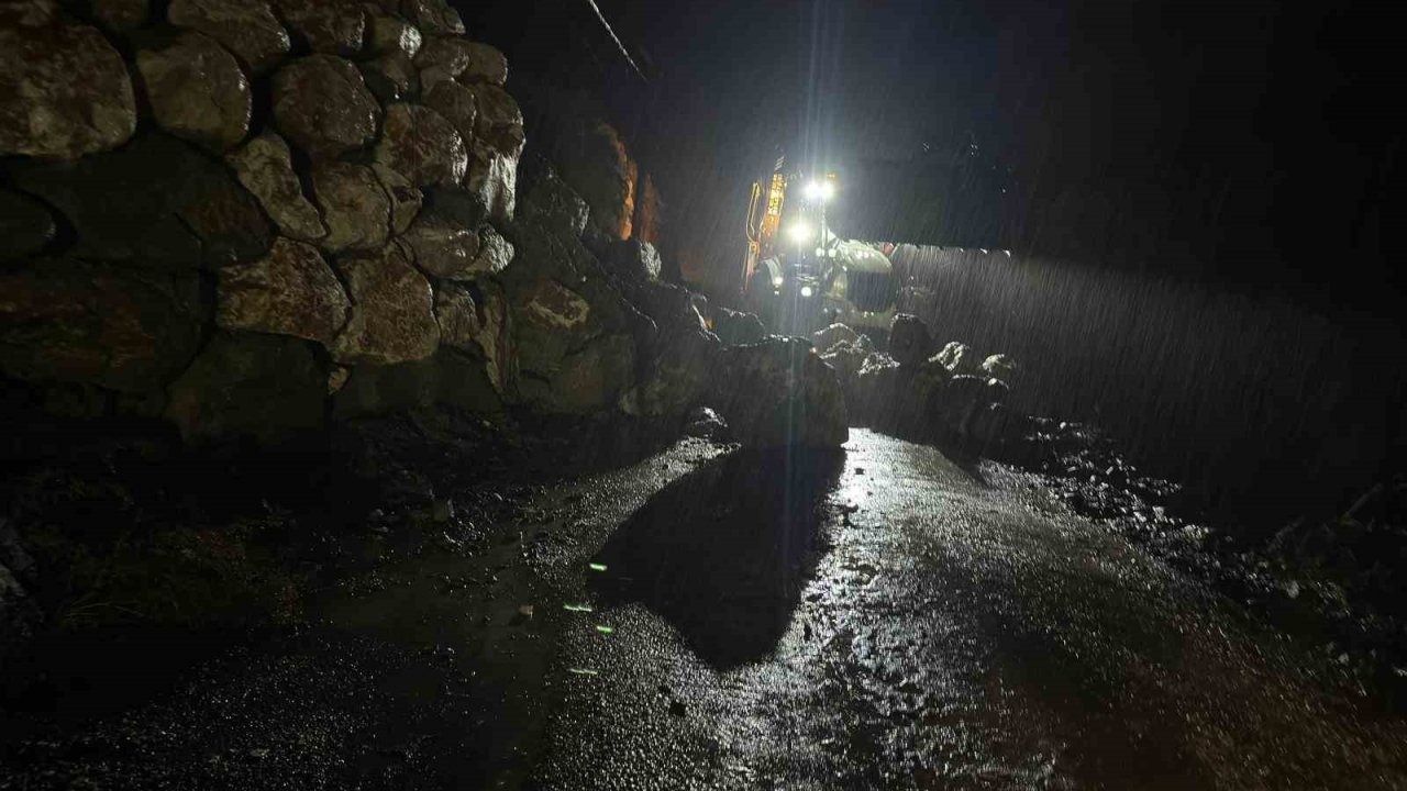 Yağış nedeniyle istinat duvarı çöktü! Bir araç mahsur kaldı